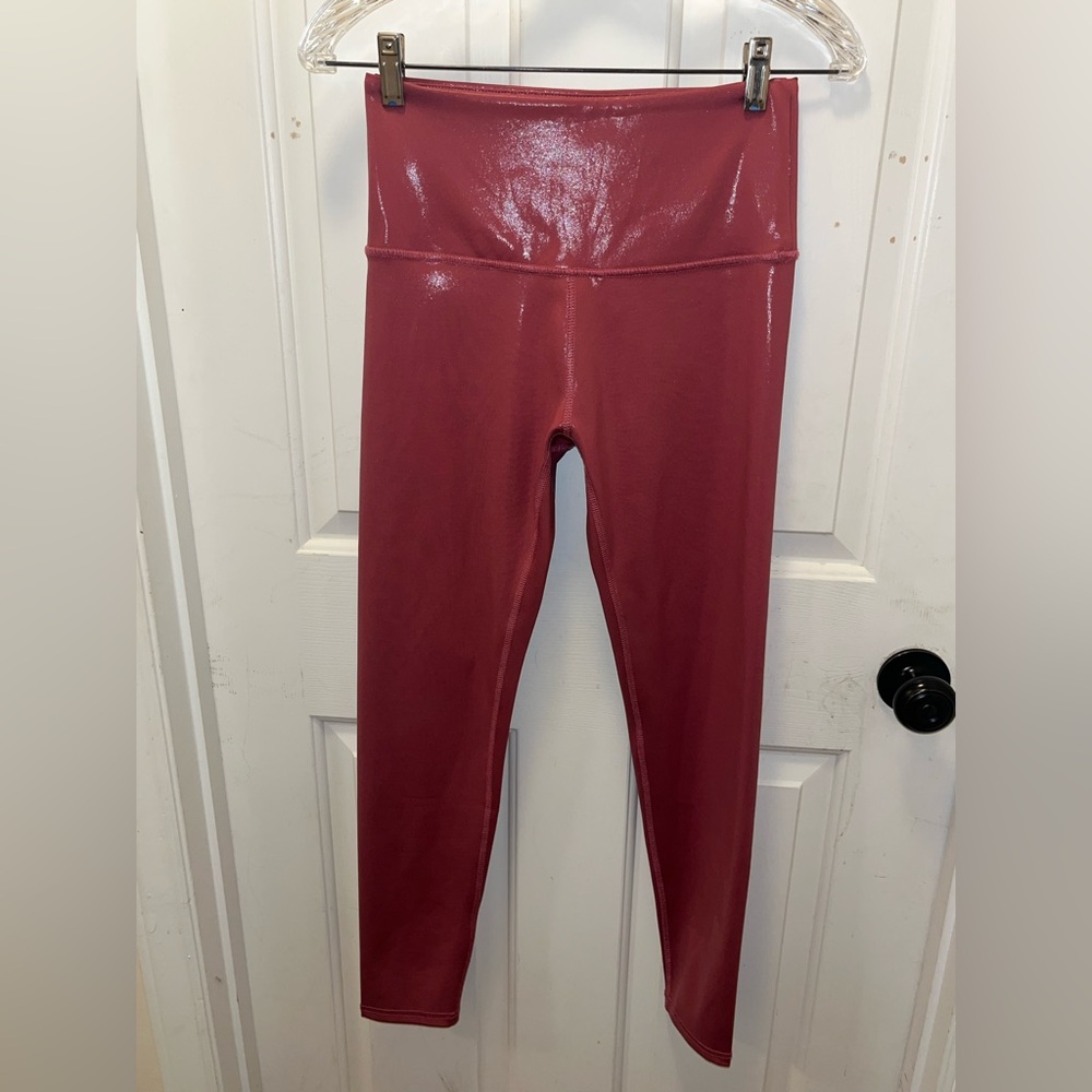 NWOT Ellie “Wet Look” Leggings in Pink - Sz Medium